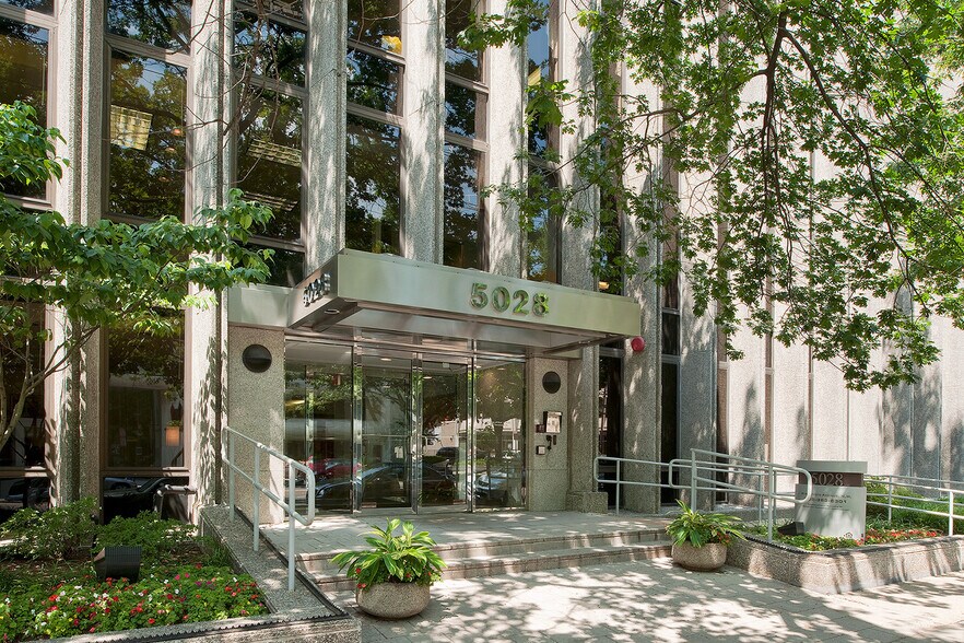 5028 Wisconsin Ave NW, Washington, DC à louer - Photo du bâtiment - Image 1 de 7