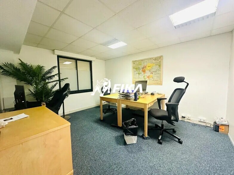 Office in Bordeaux for lease - Interior Photo - Image 2 of 5