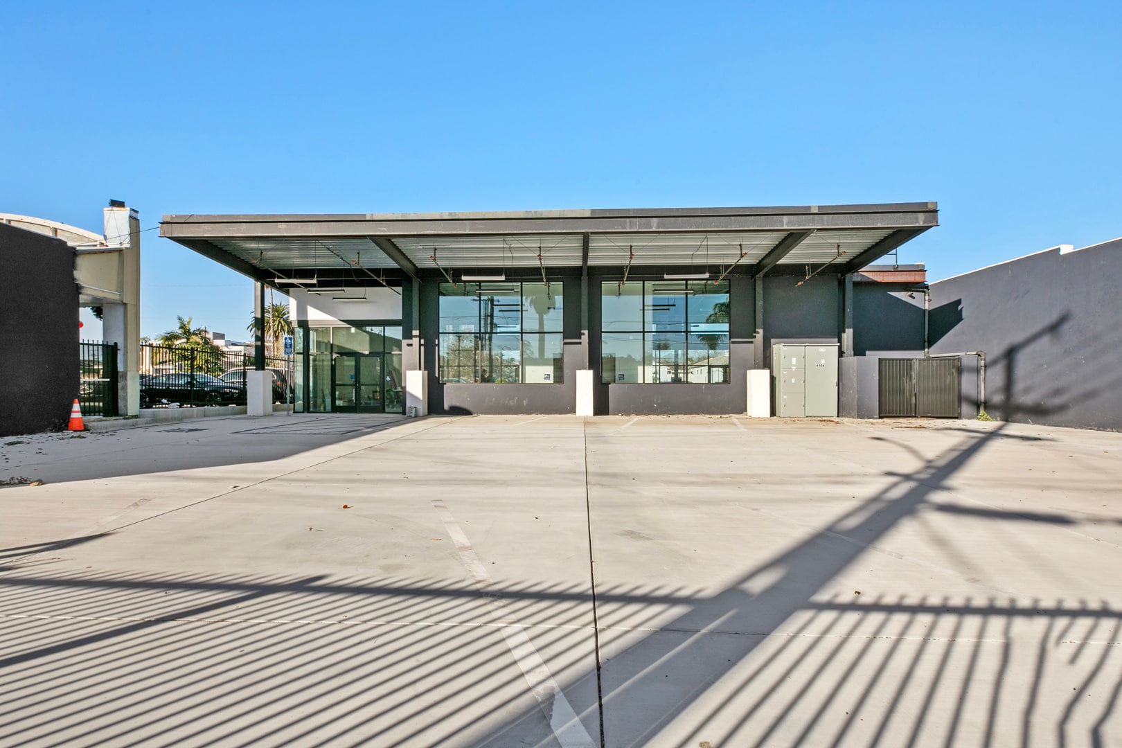 4410 W Victory Blvd, Burbank, CA for lease Primary Photo- Image 1 of 8