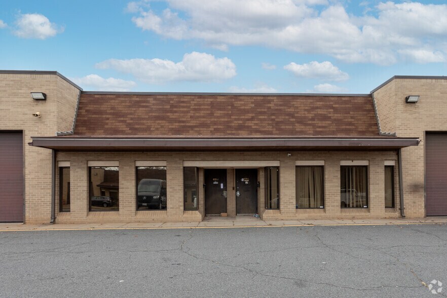4270 Henninger Ct, Chantilly, VA à louer - Photo du bâtiment - Image 3 de 3