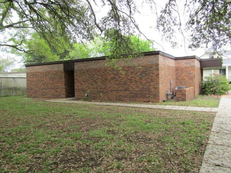 301 Julia St, New Iberia, LA à louer - Photo du bâtiment - Image 2 de 14