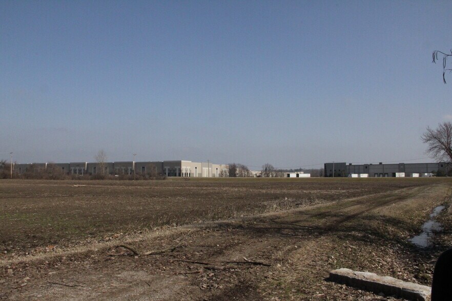1701-1750 Garner Ln, Hazelwood, MO à vendre - Photo du bâtiment - Image 3 de 4