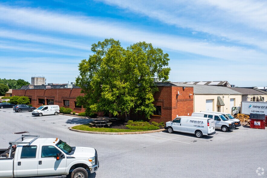 208 Carter Dr, West Chester, PA à louer - Photo du bâtiment - Image 2 de 8