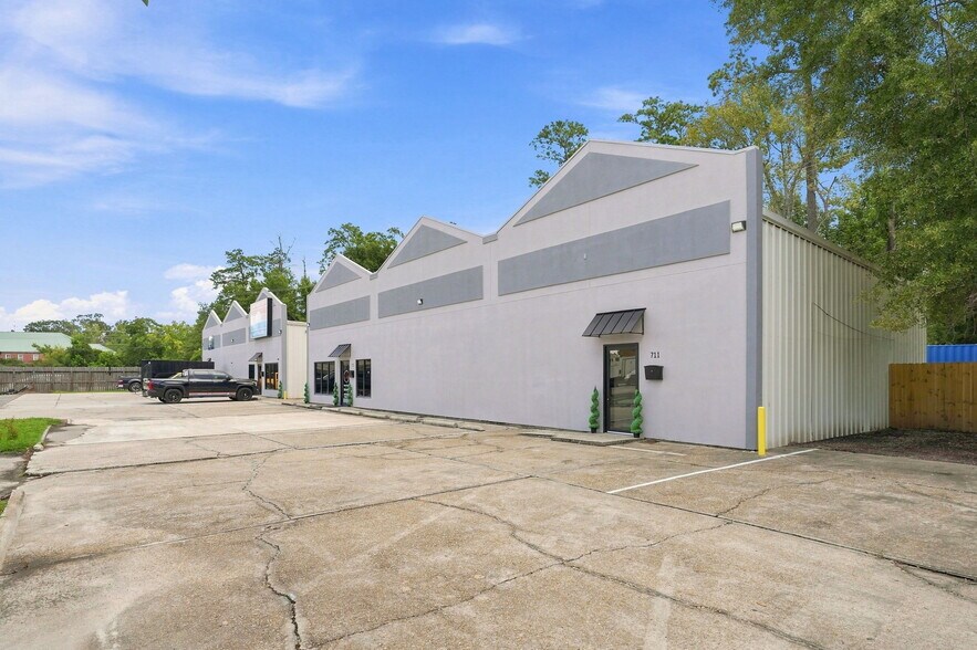 711 N Causeway Blvd, Mandeville, LA for lease - Building Photo - Image 2 of 17