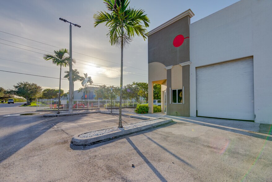 3300 NW 112th Ave, Miami, FL à louer - Photo du bâtiment - Image 2 de 8