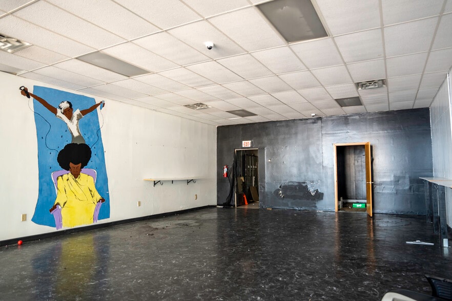 1002-1010 NW Radial Hwy, Omaha, NE for lease - Interior Photo - Image 2 of 17