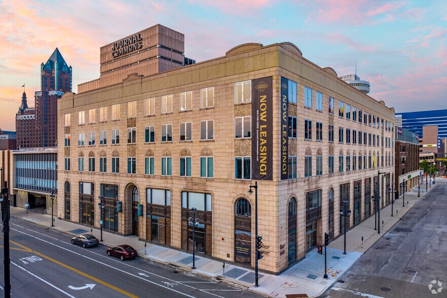 333 W State St, Milwaukee, WI à louer - Photo du bâtiment - Image 1 de 12
