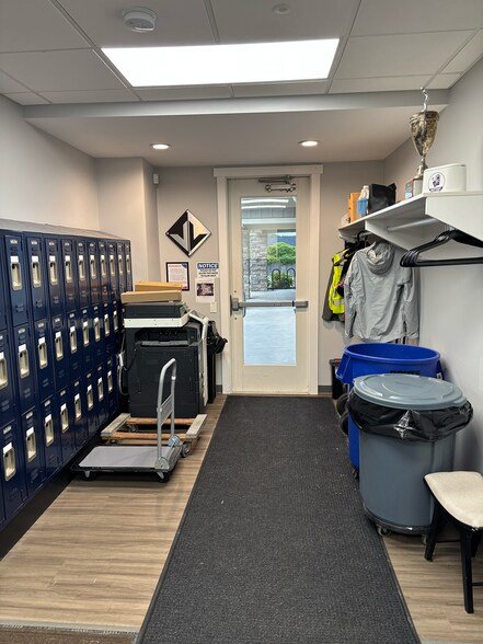 1750 Leonard St NE, Grand Rapids, MI à vendre - Photo du bâtiment - Image 3 de 11