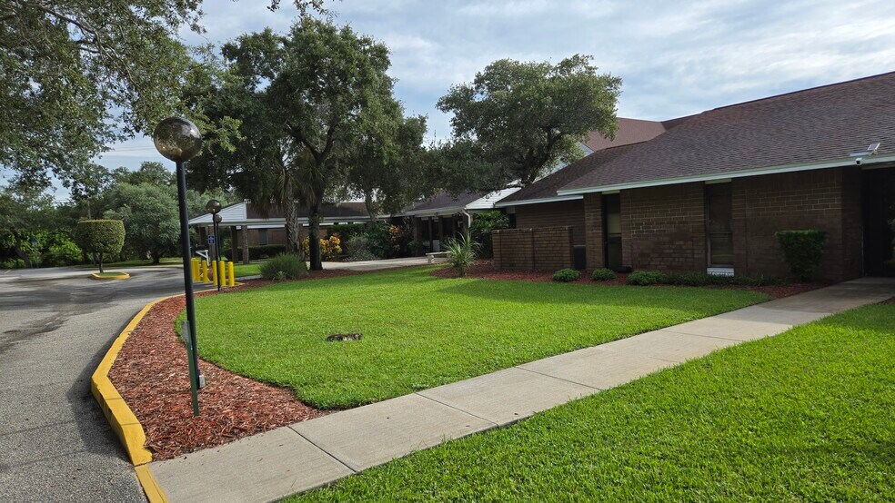 5995 N Wickham Rd, Melbourne, FL à vendre - Photo du bâtiment - Image 2 de 29