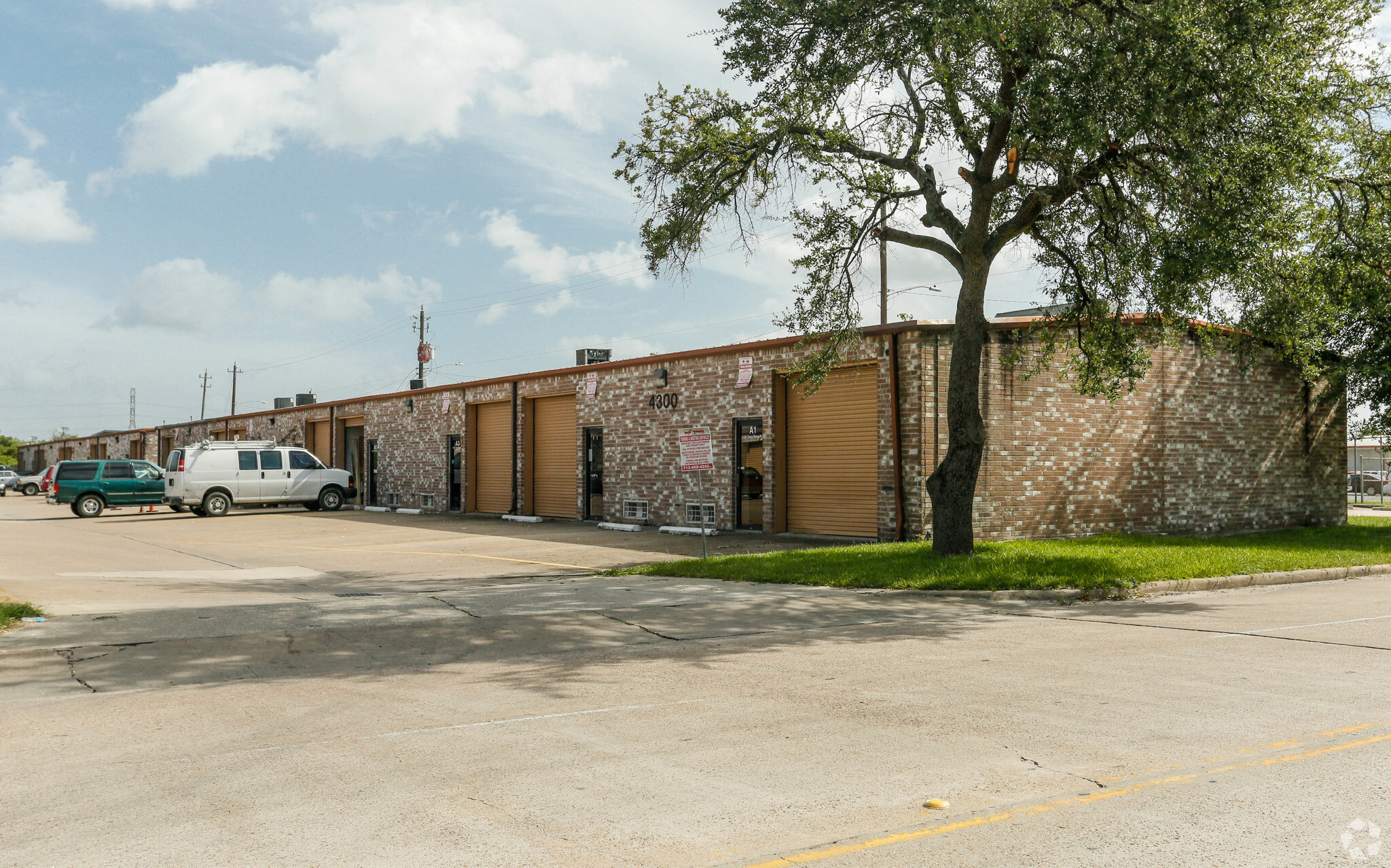 4300 Town Plaza Dr, Houston, TX for sale Primary Photo- Image 1 of 1