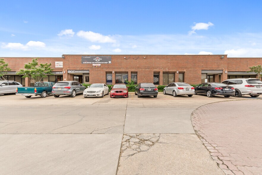 2415 W Northwest Hwy, Dallas, TX à louer - Photo du bâtiment - Image 2 de 18