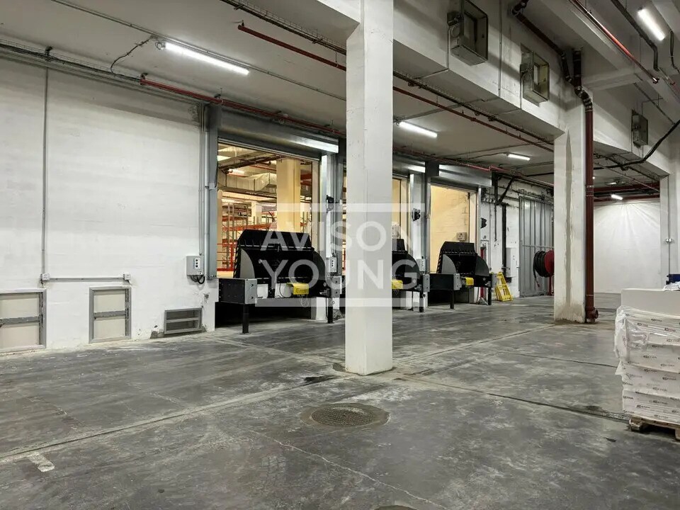 Flex in Paris for lease Interior Photo- Image 1 of 8