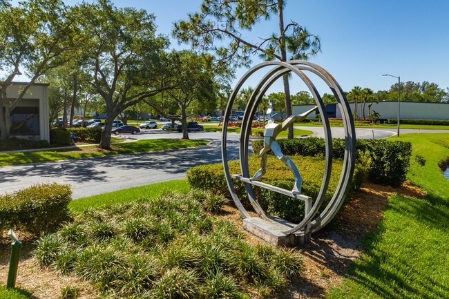 Plus de détails pour 13190 56th Ct, Clearwater, FL - Plusieurs types d'espaces à louer
