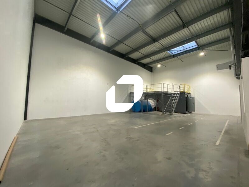 Flex in Villeneuve-la-Garenne for lease Interior Photo- Image 1 of 16