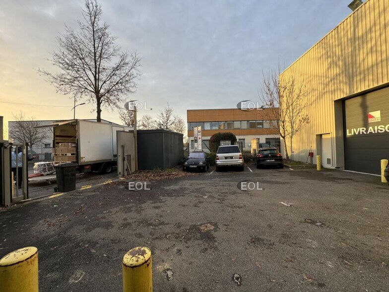Industrial in Grigny for lease - Building Photo - Image 1 of 2