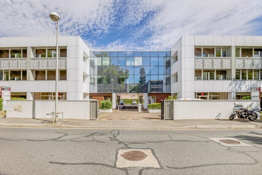 2-4 Rue Colonel Chambonnet, Bron à louer - Photo du bâtiment - Image 1 de 11