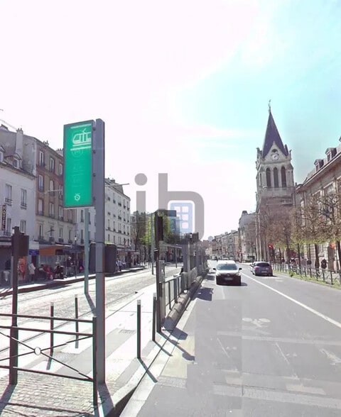 Retail in Saint-Denis for lease - Building Photo - Image 1 of 2