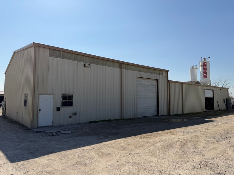 9717 Industrial Rd, Justin, TX for lease - Primary Photo - Image 2 of 13