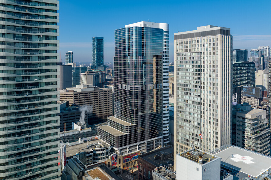 250 Yonge St, Toronto, ON à louer - Photo du bâtiment - Image 3 de 6