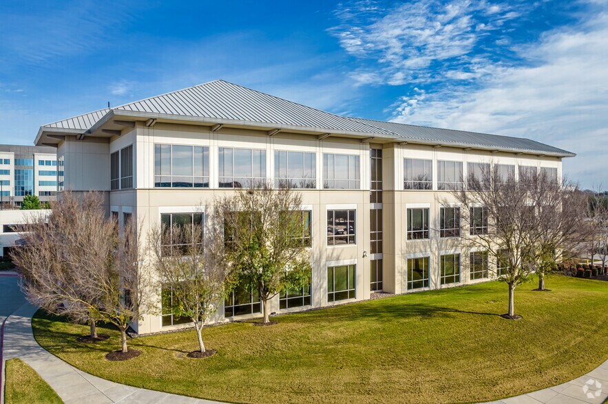 6801 Parkwood Blvd, Plano, TX à vendre - Photo du bâtiment - Image 2 de 4