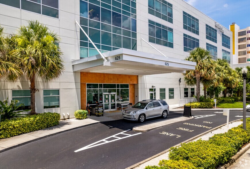 625 6th Ave S, Saint Petersburg, FL à vendre - Photo du bâtiment - Image 3 de 11