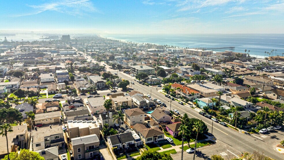 909 Chalcedony St, San Diego, CA à vendre - Photo du bâtiment - Image 2 de 7
