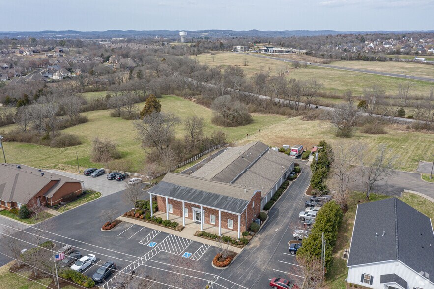 700 E Main St, Hendersonville, TN à louer - Photo du bâtiment - Image 3 de 4