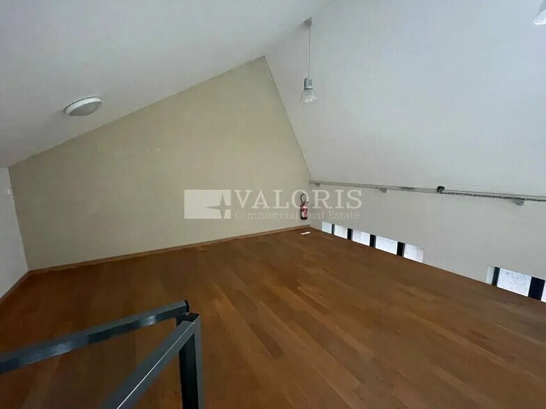 Office in Lyon for lease - Interior Photo - Image 3 of 5