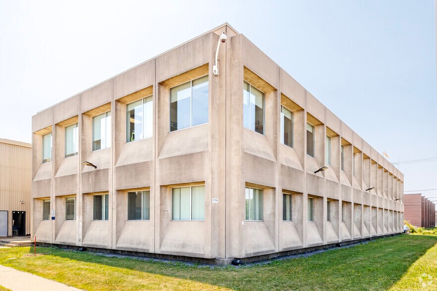 3720 Boul Thimens, Montréal, QC à louer - Photo du bâtiment - Image 2 de 3