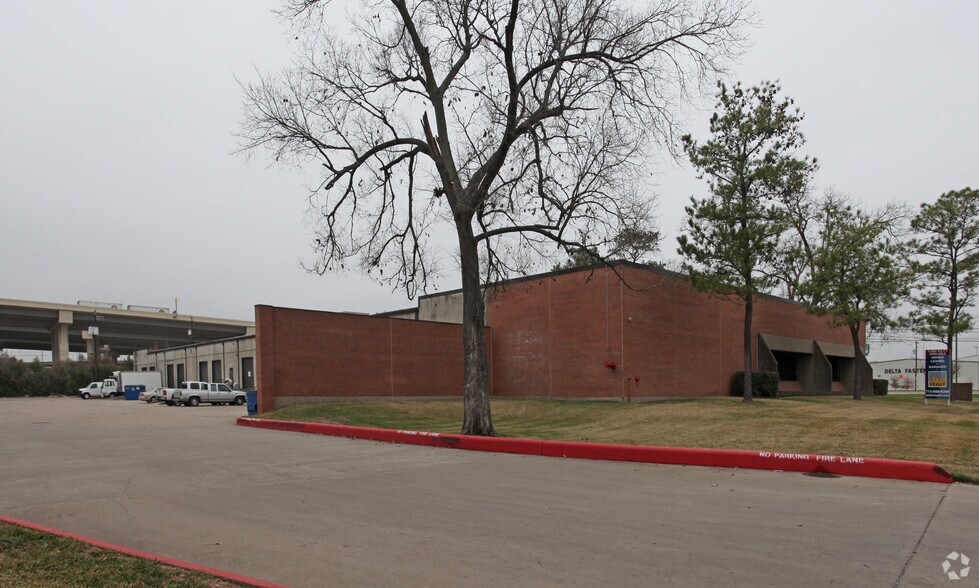 7051 Portwest Dr, Houston, TX à vendre - Photo du bâtiment - Image 3 de 5