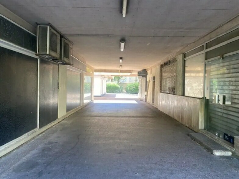 Retail in Marseille for lease - Building Photo - Image 3 of 4