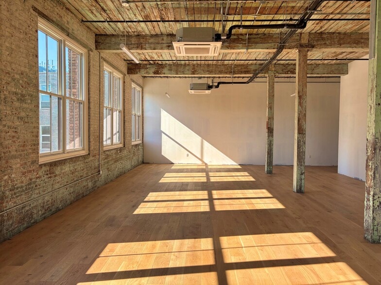 44-01 11th St, Long Island City, NY for lease - Building Photo - Image 1 of 6