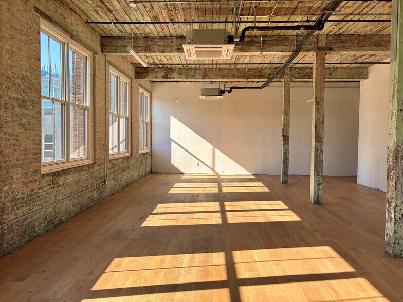 44-01 11th St, Long Island City, NY à louer - Photo du bâtiment - Image 2 de 6