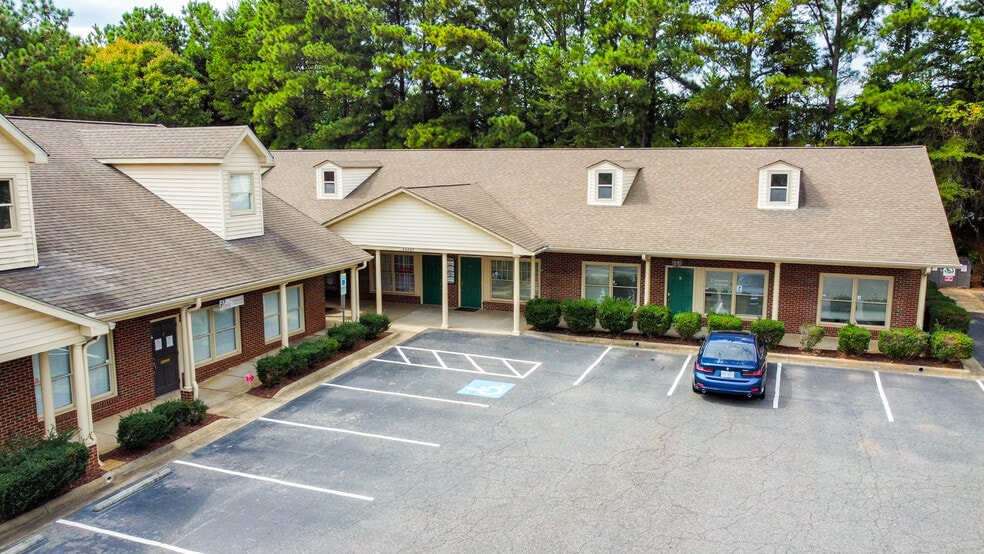 20462 Chartwell Center Dr, Cornelius, NC for lease - Building Photo - Image 3 of 3