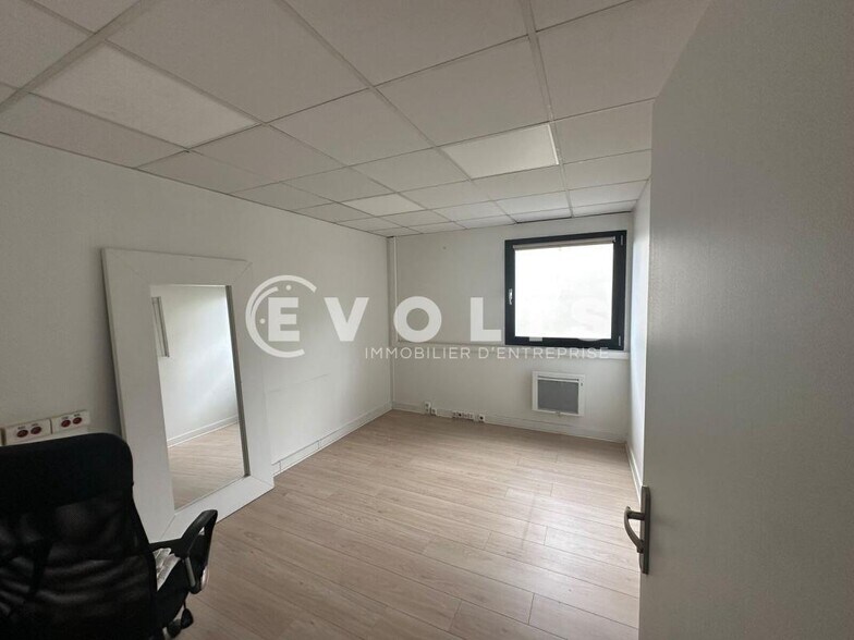 Office in Montreuil for lease - Building Photo - Image 3 of 4
