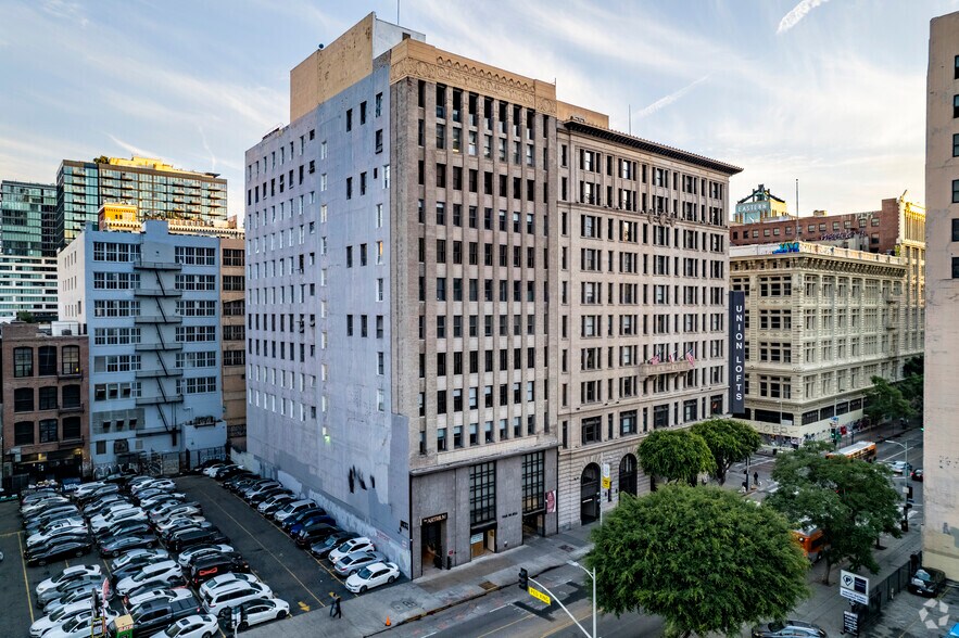 325 W 8th St, Los Angeles, CA à louer - Photo du bâtiment - Image 2 de 4