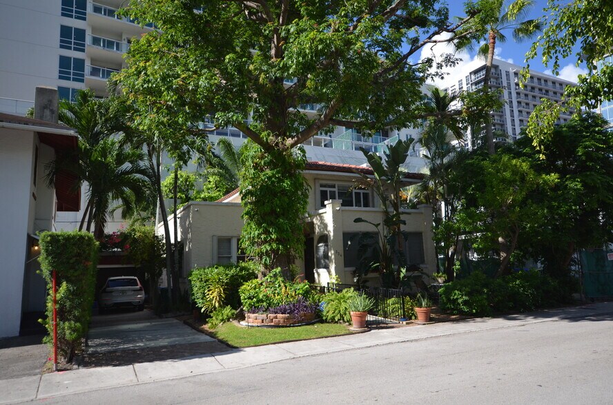 334 NE 26th Ter, Miami, FL à vendre - Photo du bâtiment - Image 2 de 36