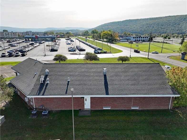 226 Colonial Dr, Horseheads, NY à vendre - Photo du bâtiment - Image 3 de 37