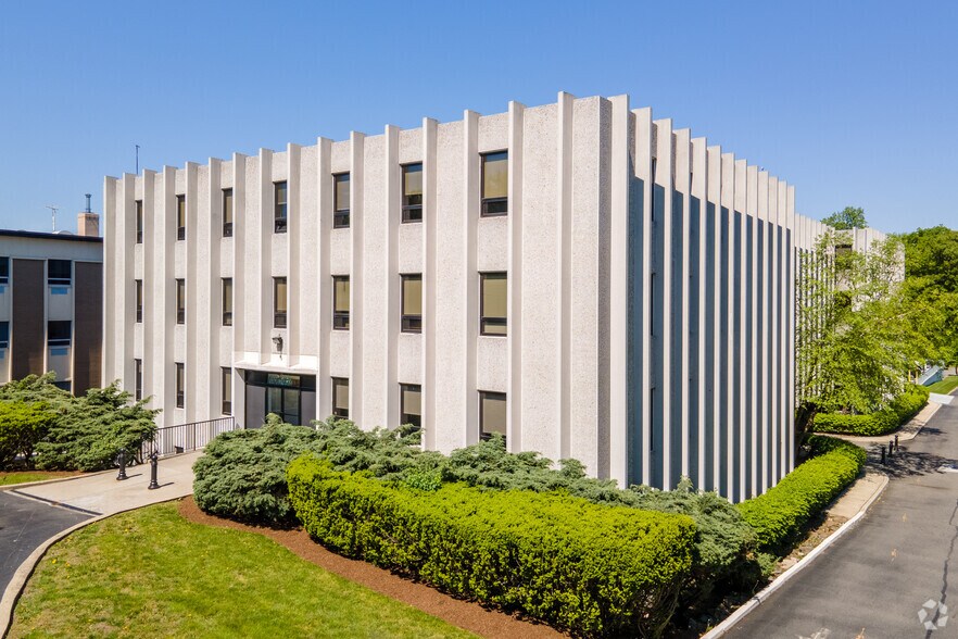 600 Sylvan Ave, Englewood Cliffs, NJ à louer - Photo du bâtiment - Image 2 de 2