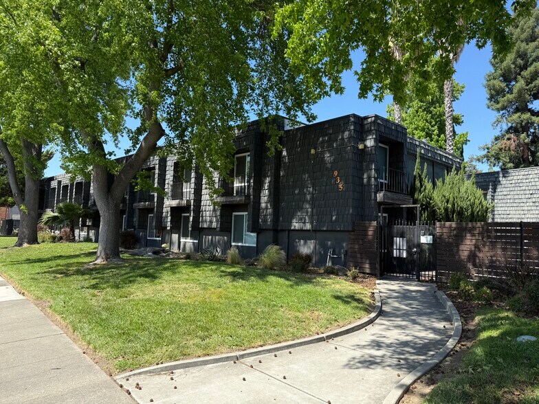 935 Johnfer Way, Sacramento, CA à vendre - Photo du bâtiment - Image 2 de 17