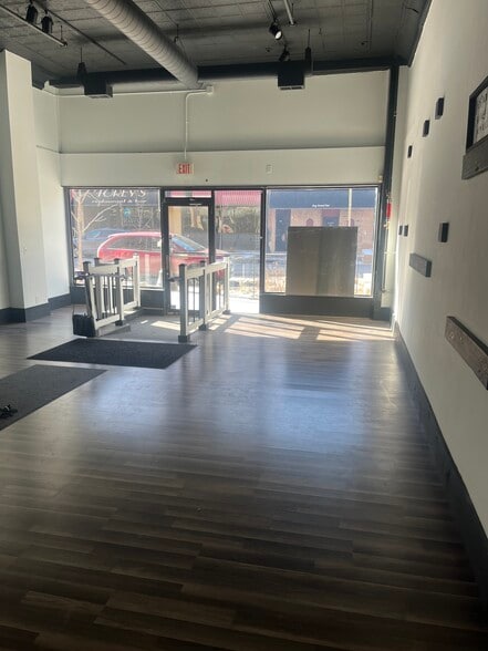 211 N Cedar Ave, Owatonna, MN for lease - Interior Photo - Image 2 of 5