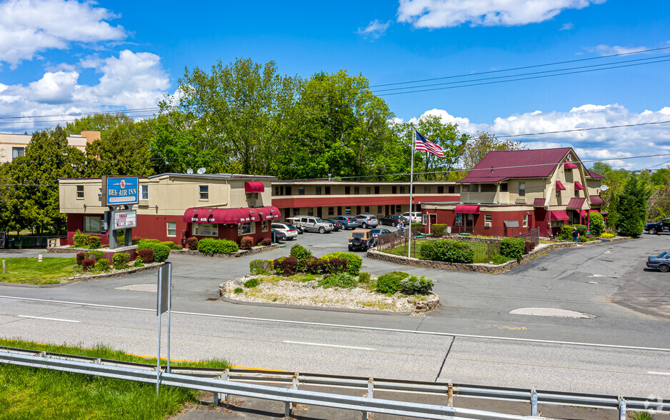 387 Riverdale St, West Springfield, MA à vendre - Photo principale - Image 1 de 1