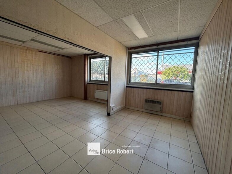 6 Rue Sigmund Freud, Vaulx-en-Velin for sale - Interior Photo - Image 2 of 7