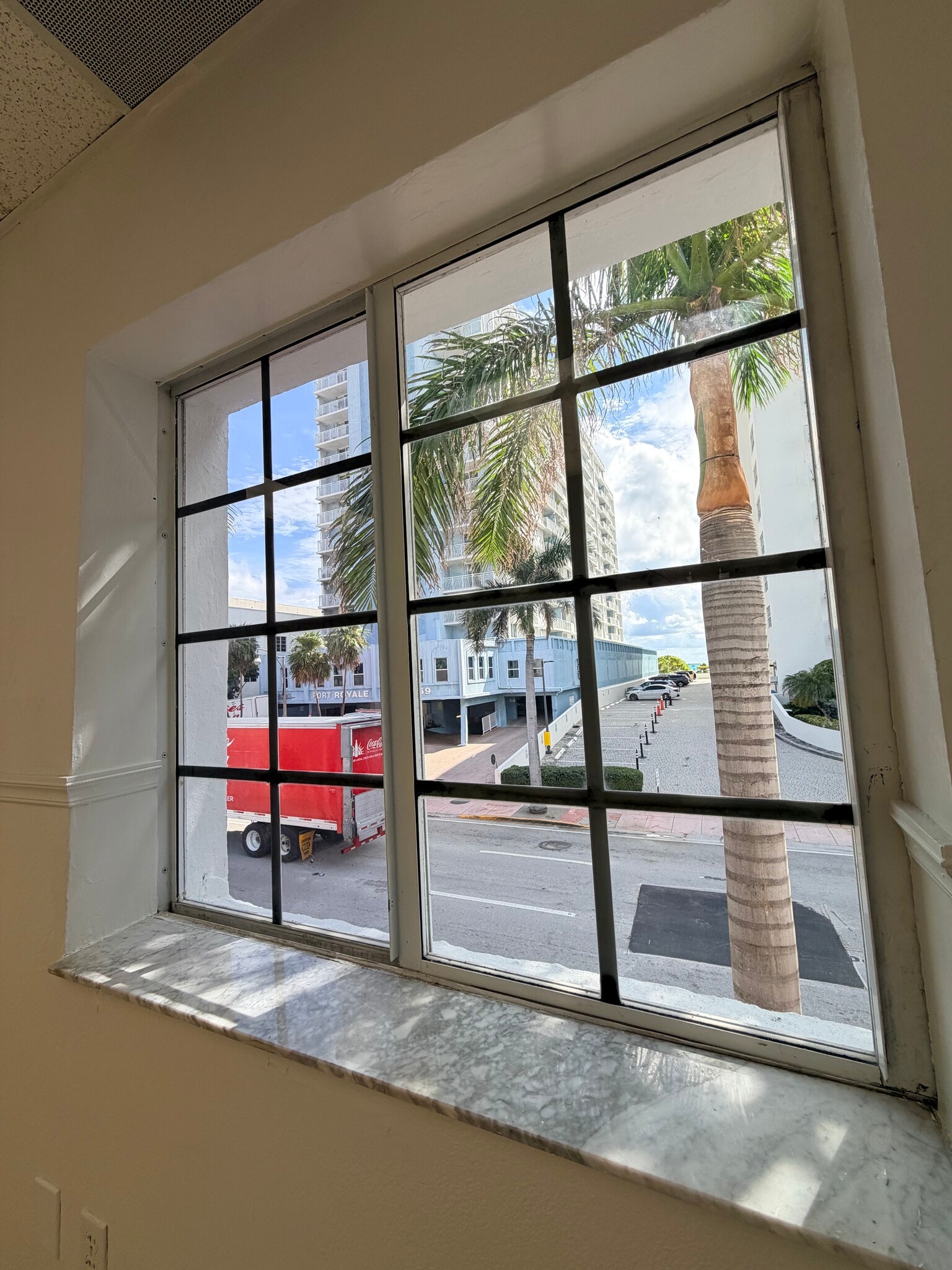 6950 Collins Ave, Miami Beach, FL for lease Interior Photo- Image 1 of 3