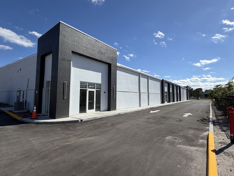 5700 E Colonial Dr, Orlando, FL for lease - Building Photo - Image 1 of 6