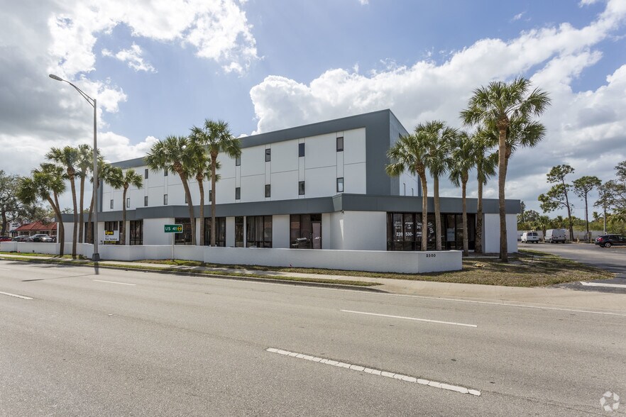 2500 Airport Rd S, Naples, FL à louer - Photo du bâtiment - Image 3 de 5