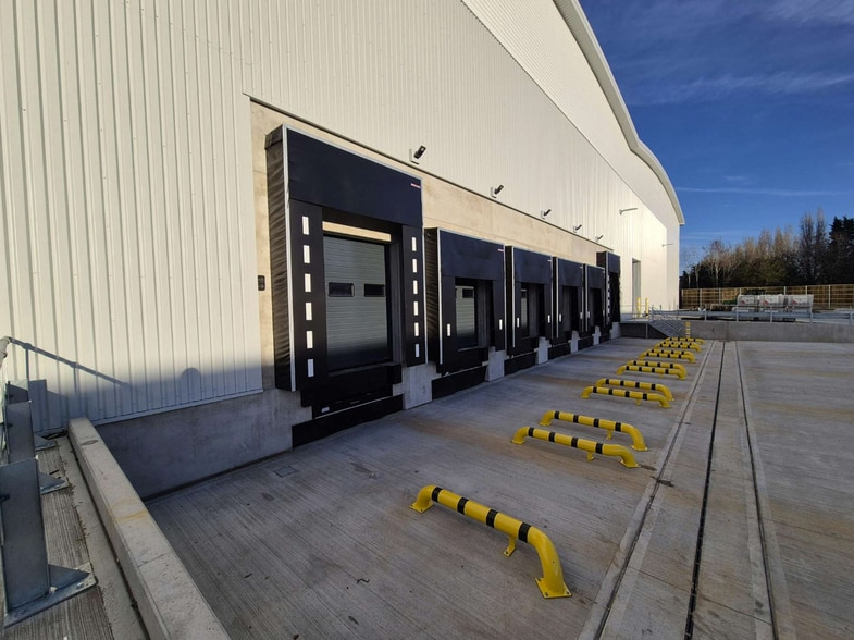 92 Tournament Fields, Warwick for lease - Building Photo - Image 3 of 5