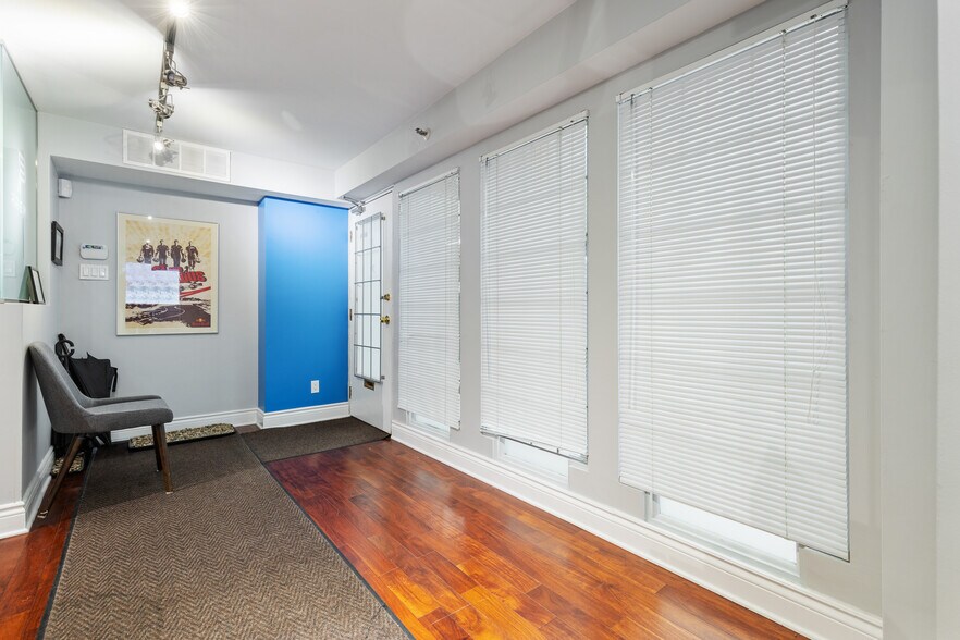 358-362 Rue Notre-Dame O, Montréal, QC à louer - Photo du bâtiment - Image 3 de 16