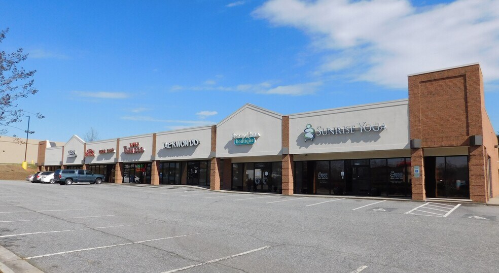 6311 Stadium Dr, Clemmons, NC à louer - Photo du bâtiment - Image 3 de 4