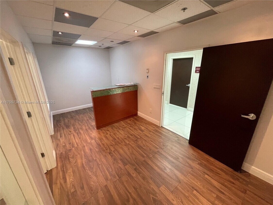 12550 Biscayne Blvd, North Miami, FL 33181 - Unité 208 -  - Photo intérieure - Image 2 of 5
